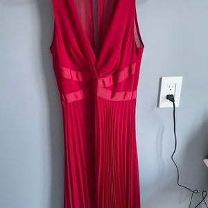 NWOT! White House Black Market gorgeous red dress. Perfect for holiday! Sz 2P❤️🥳